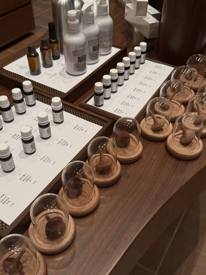 方里芳外大厅实拍,陈列台上的瓶装产品与玻璃罩